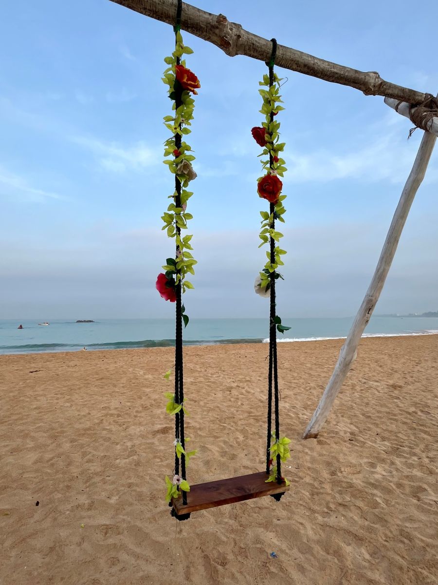 Blumenbehängte Schaukel mit Aussicht auf den Indischen Ozean