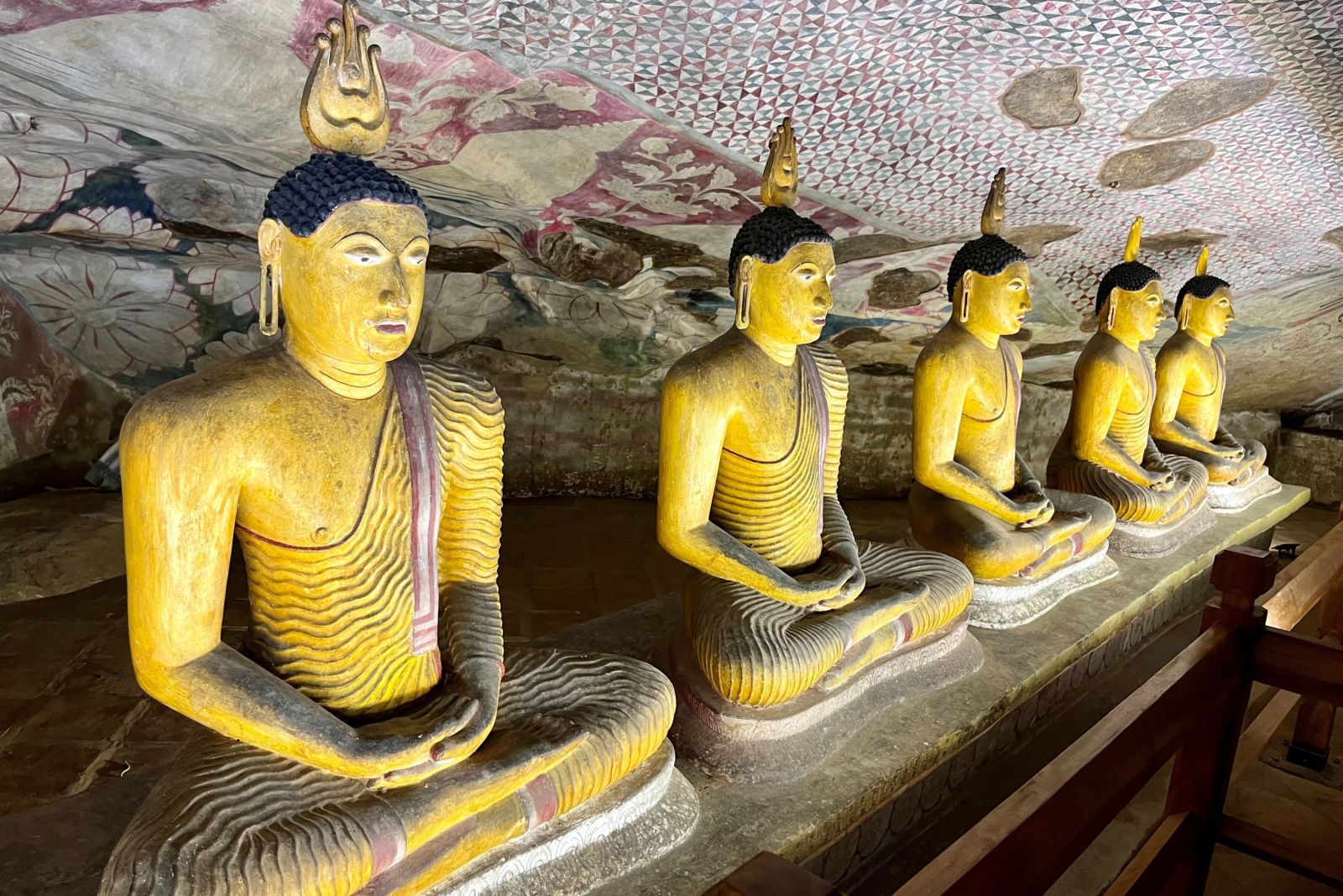 Buddahs im Dambulla Höhlentempel