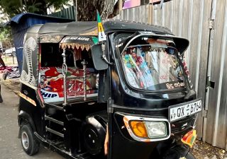 Ein traditionelles Fahrzeug in Sri Lanka – das Tuk-Tuk