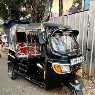 Ein traditionelles Fahrzeug in Sri Lanka – das Tuk-Tuk