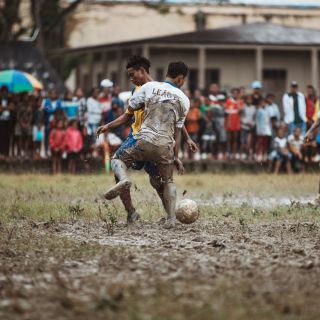 Jugendliche beim Fußball spielen auf Osttimor