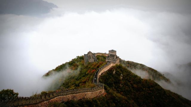 Große Mauer von China vom Nebel umhüllt
