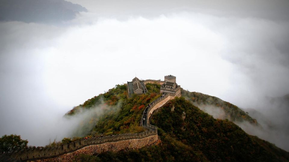 Große Mauer von China vom Nebel umhüllt