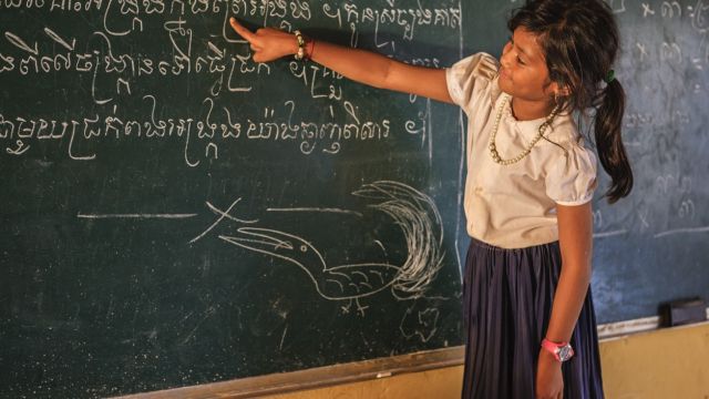 Kambodschanisches Schulmädchen während des Unterrichts, Tonle Sap, Kambodscha