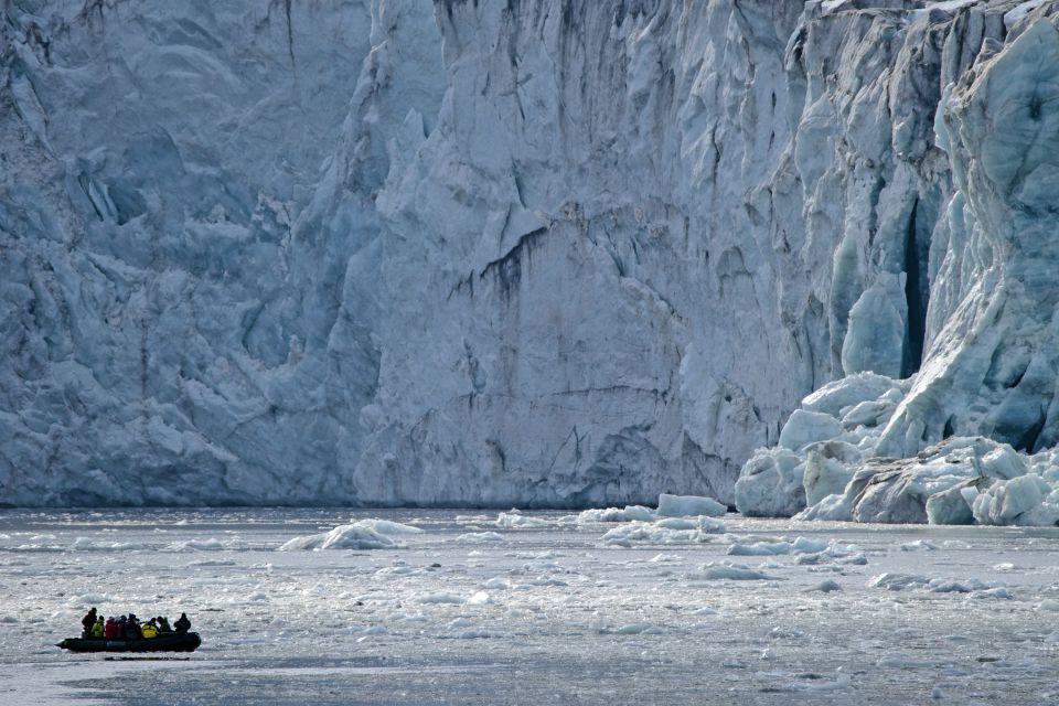 Zodiac vor einer der gewaltigen Gletscherfronten in Spitzbergen