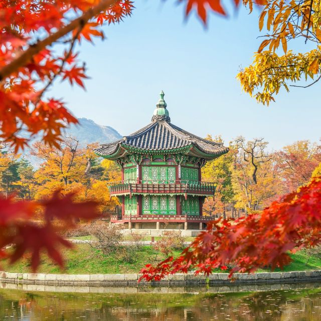 Kleiner Pavillon im Herbstlaub in Südkorea