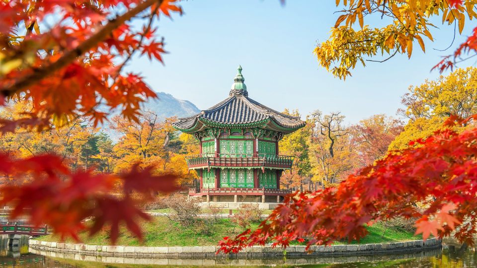 Kleiner Pavillon im Herbstlaub in Südkorea
