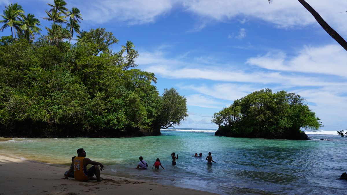 Locals am Vavau Beach auf Upolu - einst gekürt als der "Weltschönste"