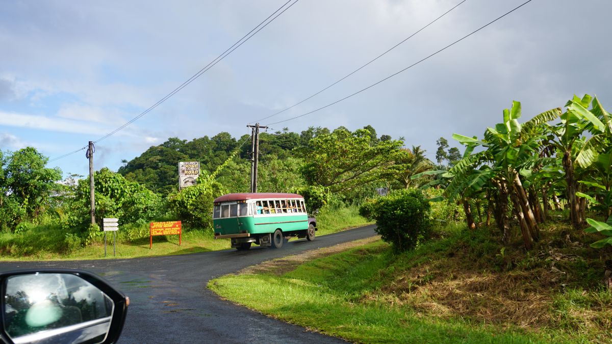 Vollbesetzte Busse stellen das größte Verkehrshindernis auf Samoa dar