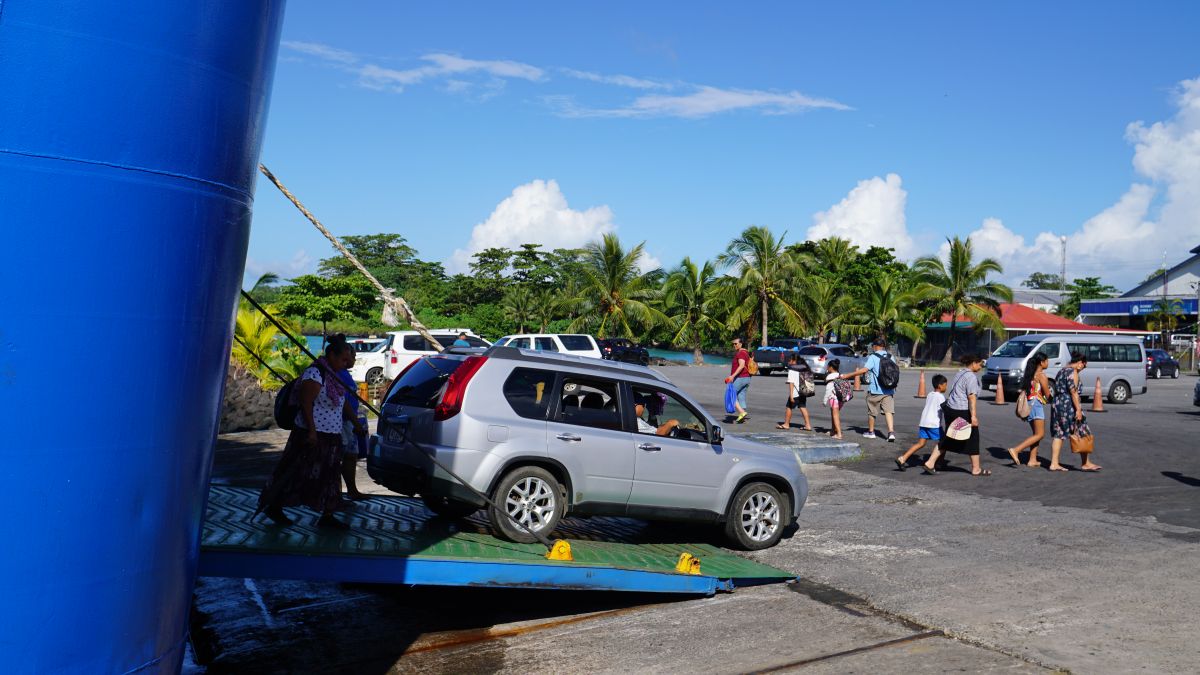 Ausfahrt aus der Fähre: Mietwagentour auf Samoa