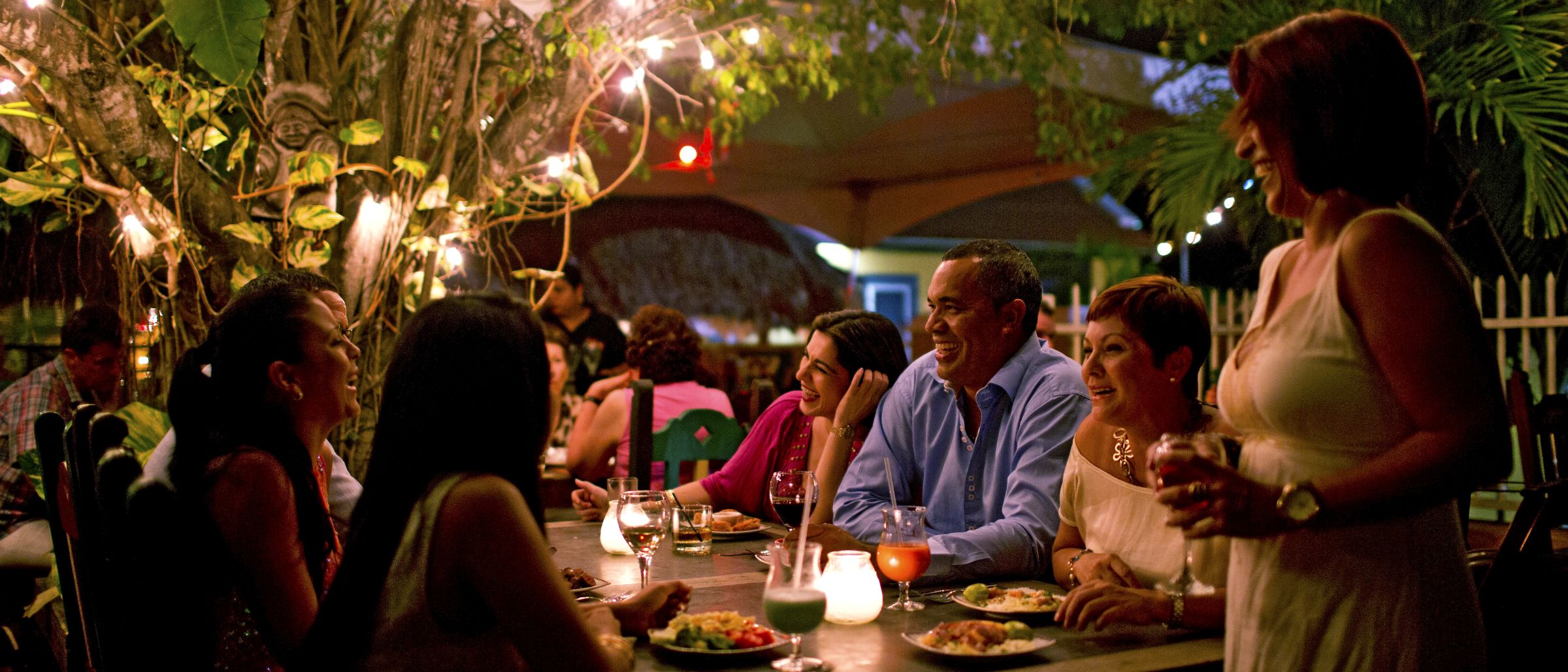 An lauen tropischen Abenden in Curaçao kommt man gern ins Gespräch