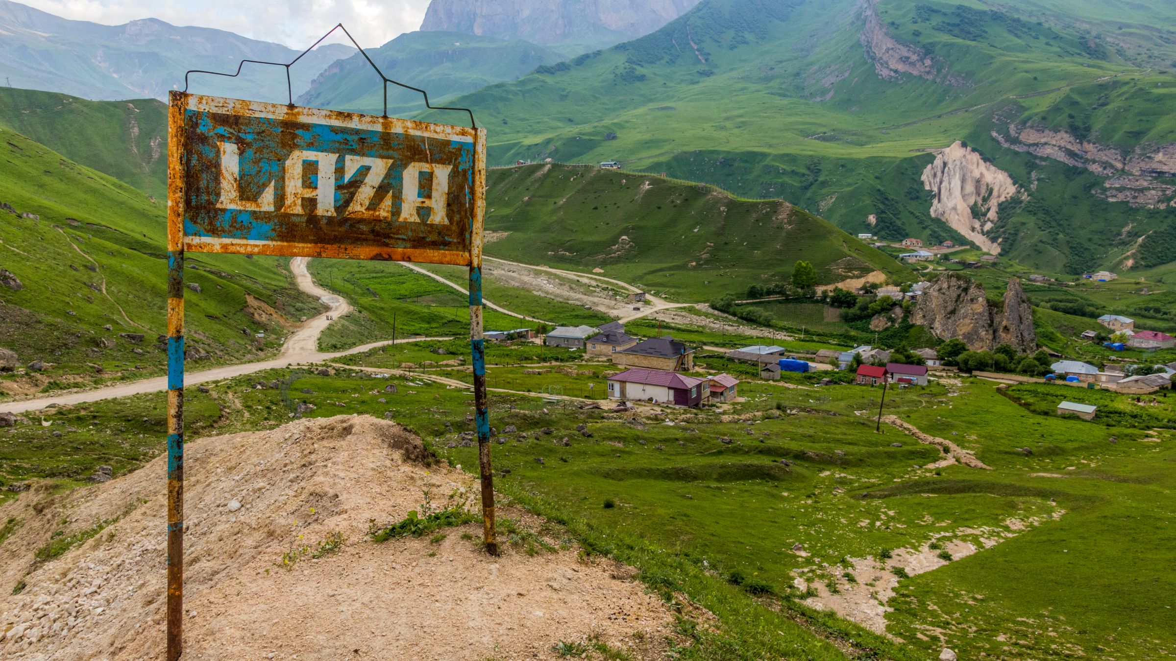 Schild des Dorfes Laza im Kaukasusgebirge