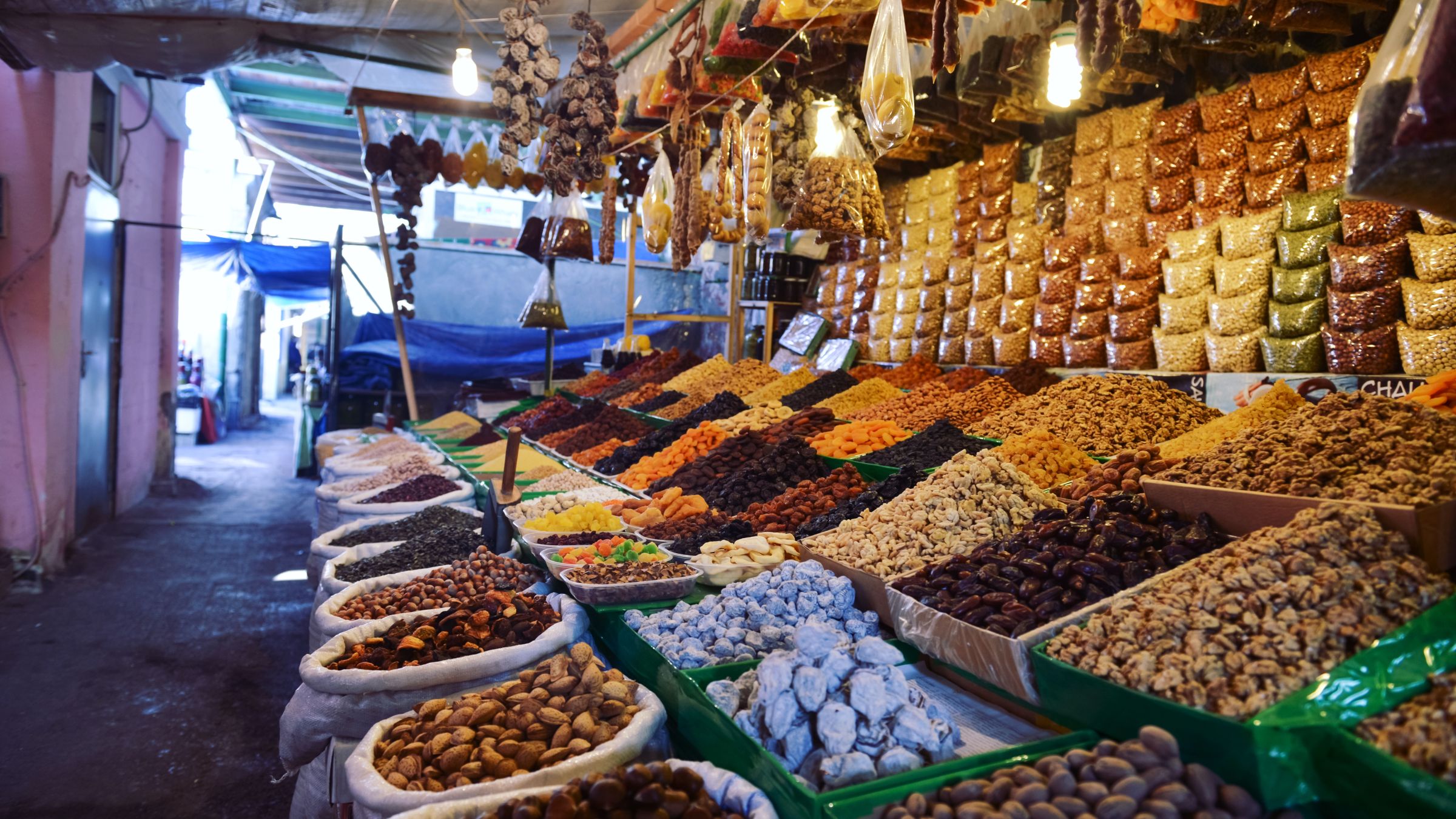 Getrocknete Früchte auf dem lokalen Markt in Baku