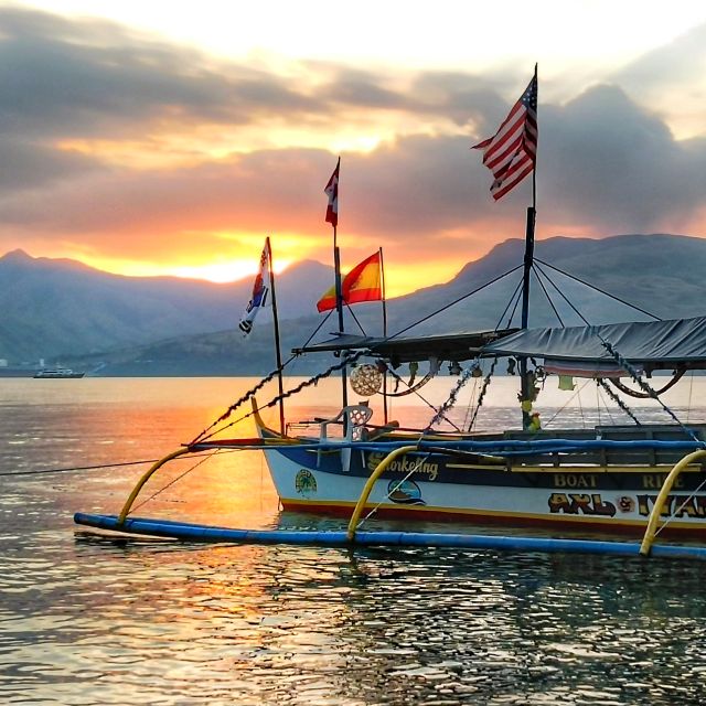 Mit einem Auslegerboot, Banca, durch die Inselwelt der Philippinen