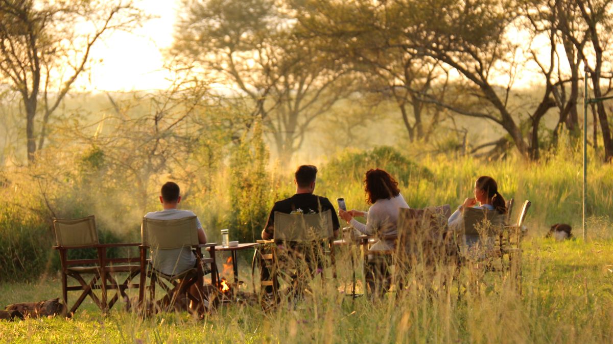 Den Urlaub genießen: Beim Sundowner in Tansania