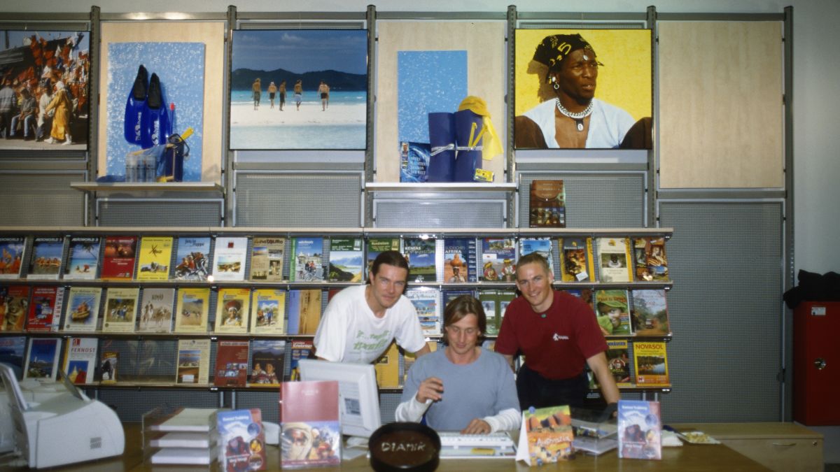 Im DIAMIR-Reisebüro im Globetrotter-Store in Berlin (2000)