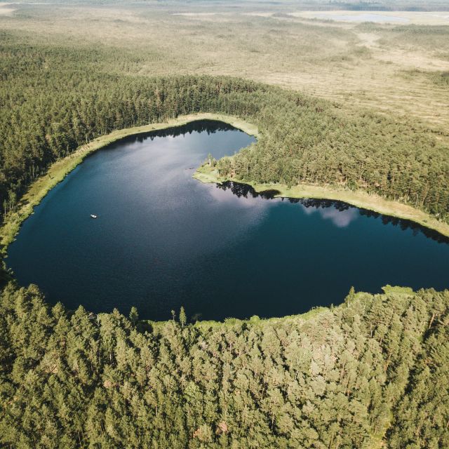 Herzförmiger Parika-See im Moorgebiet Zentral-Estlands