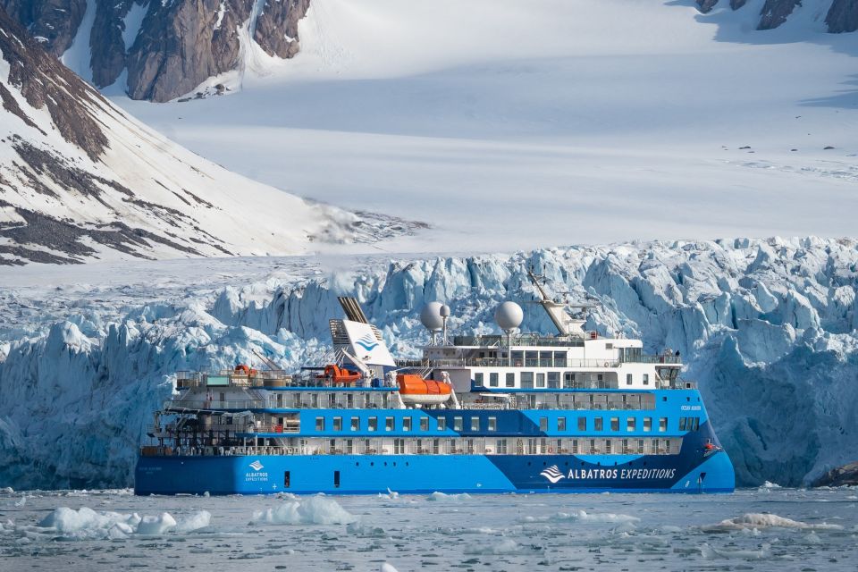 Expeditionsschiff vor Eisberg