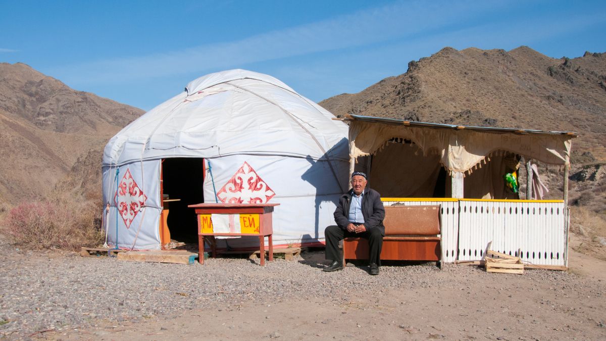 Mann vor Jurte in Kasachstan