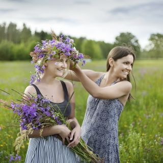 Blumenschmuck zur Mittsommernacht in Lettland