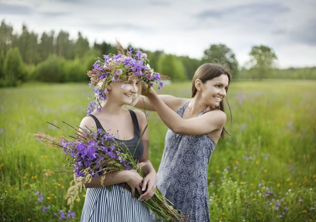 Blumenschmuck zur Mittsommernacht in Lettland