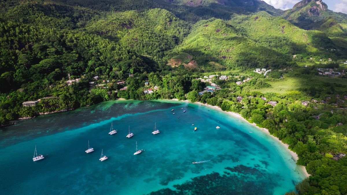 Bucht auf den Seychellen im Indischen Ozean