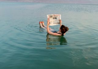 Zeitunglesen im Toten Meer