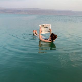 Zeitunglesen im Toten Meer