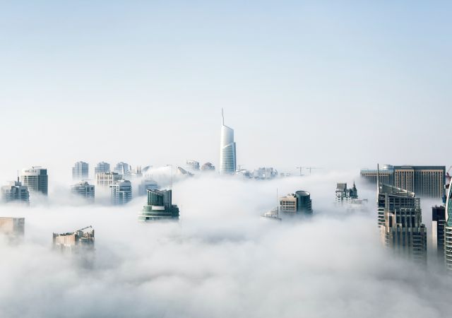 Skyline von Dubai in den Wolken