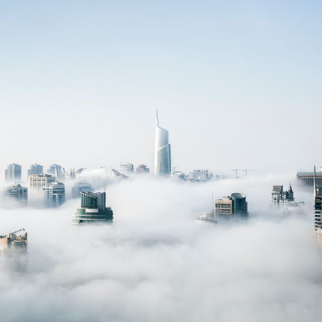 Skyline von Dubai in den Wolken